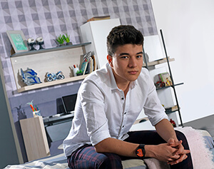 yatakta oturan genç